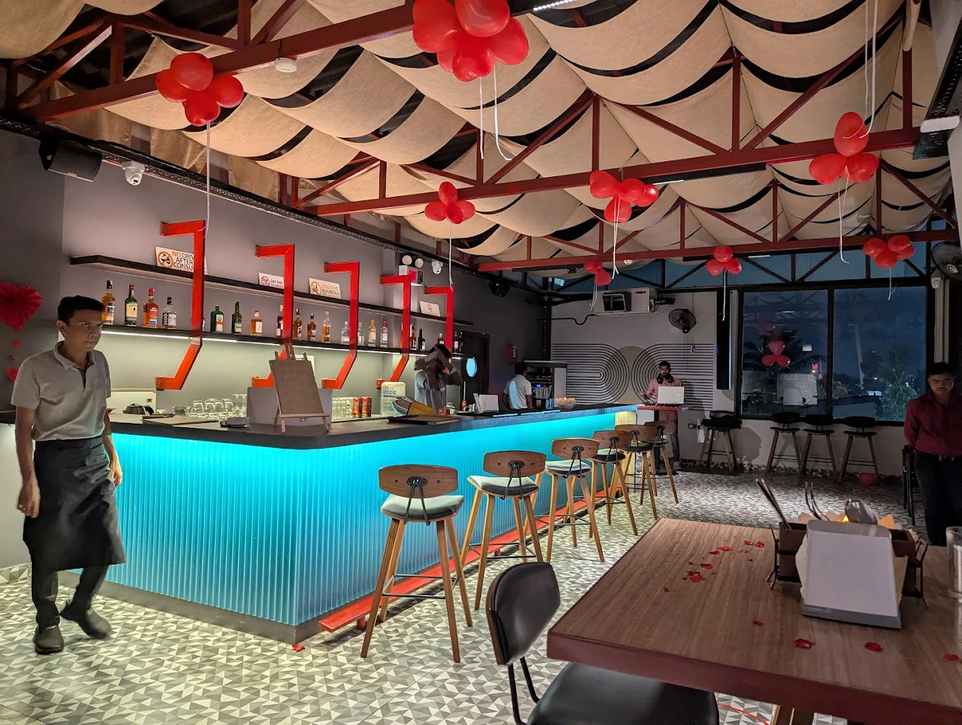 Hotel Diviyum Manor bar_.webp
